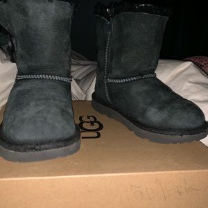 UGG Kids T Bailey Button II Fashion Boot